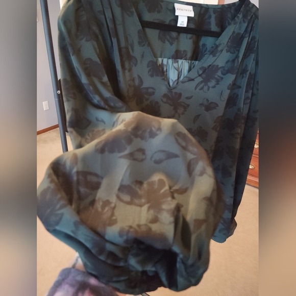 Like New Floral Flowy Peasant Blouse - Picture 4 of 4